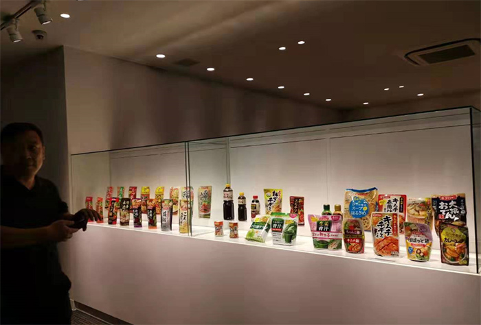 日本九州工场丰富多彩、包装各异的酱料产品引起董事长张福财的兴趣