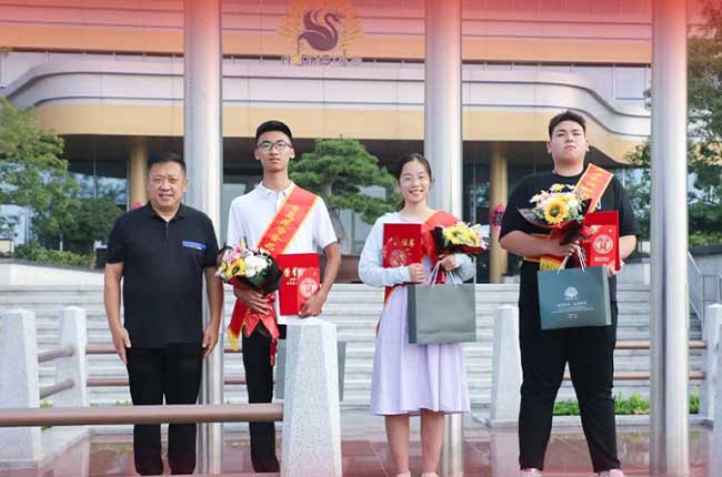 花帝食品股份 丨 学生升学考试助学金发放仪式